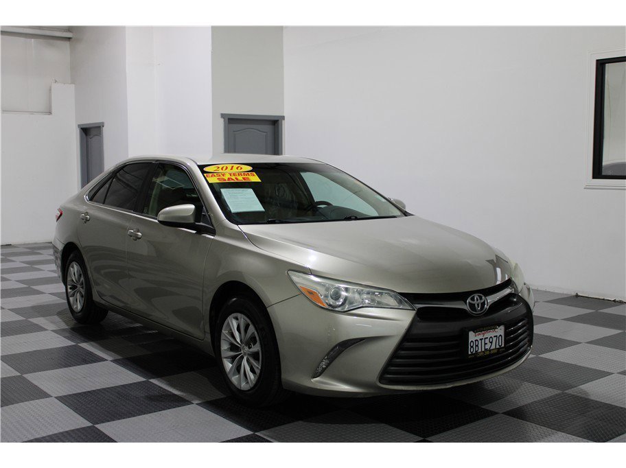2016 Toyota Camry LE photo 2
