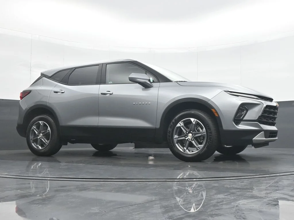 Used 2025 Gray Chevrolet LT image 32