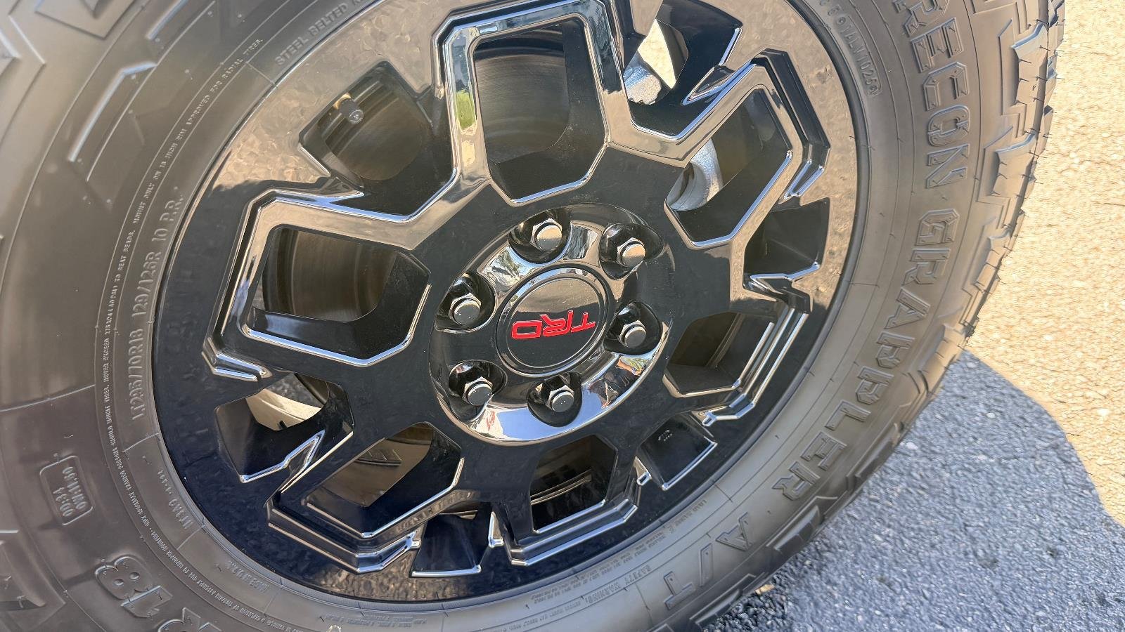 2025 Toyota Tacoma SR5 - Photo 8