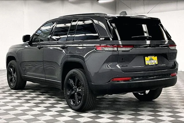 Used 2024 Baltic Gray Metallic Clearcoat Jeep Altitude X image 3