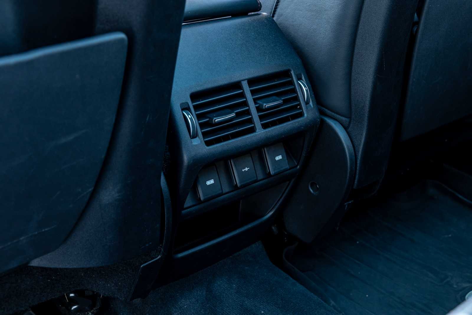 Used 2020 Portofino Blue Metallic Land Rover SE R-Dynamic image 33