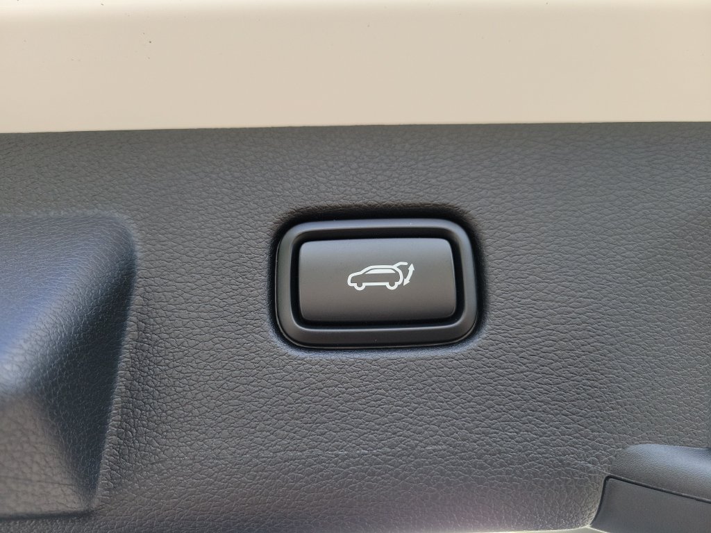 New 2027 Glacial White Pearl / Black Ro Kia X-Line image 15