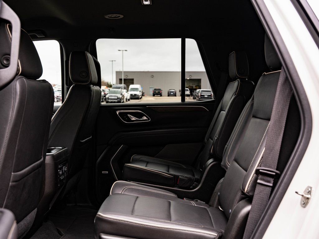 Used 2021 Iridescent Pearl Tricoat Chevrolet Premier image 43
