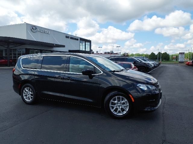 2023 Chrysler Voyager LX's photo
