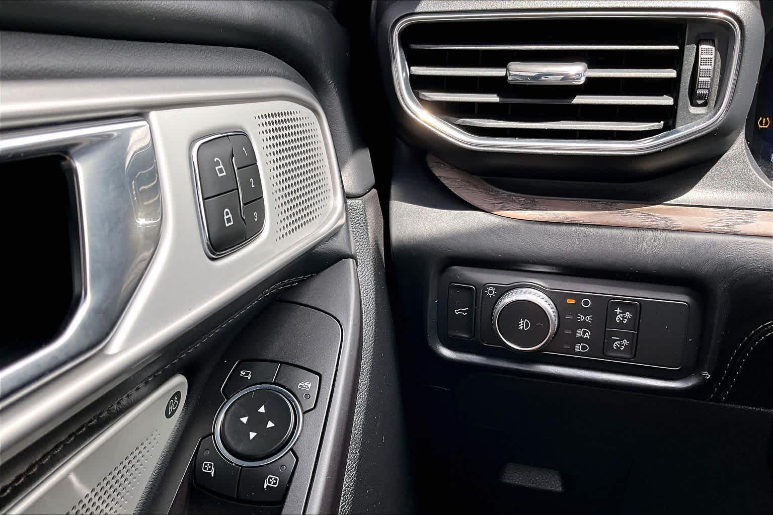 Used 2020 Magnetic Ford Platinum image 33