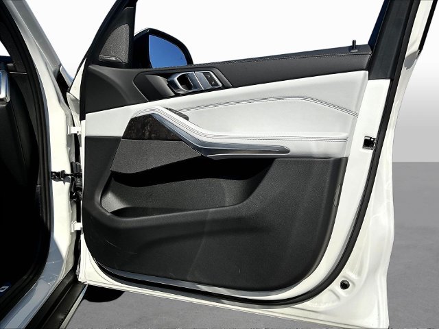 Used 2026 White BMW sDrive40i image 31