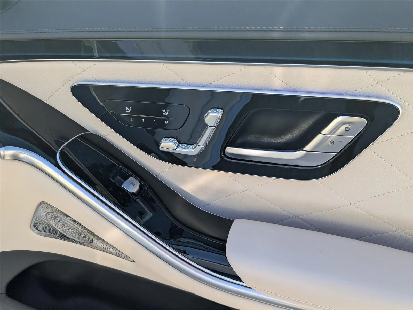 Used 2024 MANUFAKTUR Moonlight White Metallic Mercedes-Benz S 580 image 33