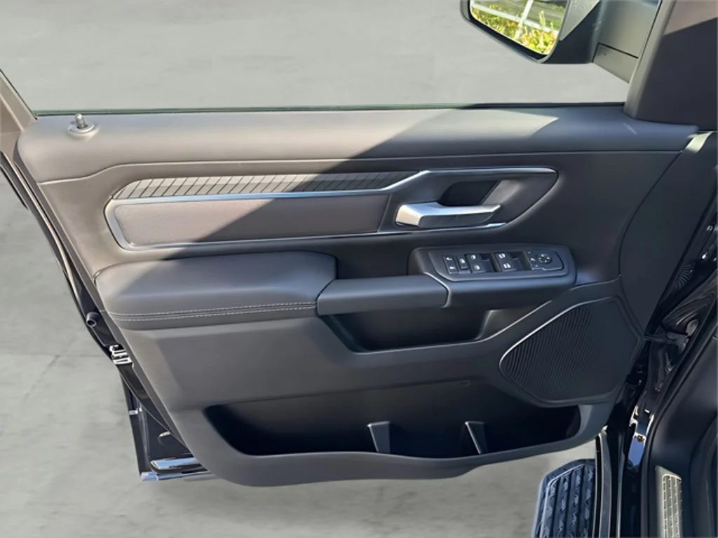 New 2026 Diamond Black Crystal Pearl-Coat Exterior Paint RAM Big Horn/Lone Star image 12