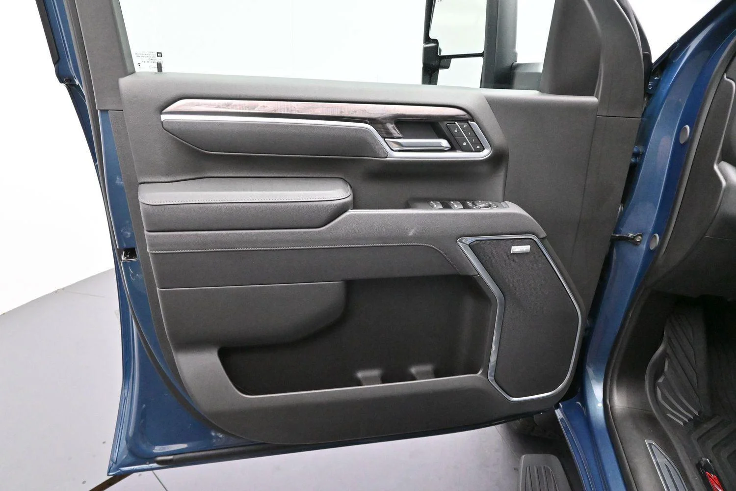 Used 2025 Lakeshore Blue Metallic Chevrolet LTZ image 9