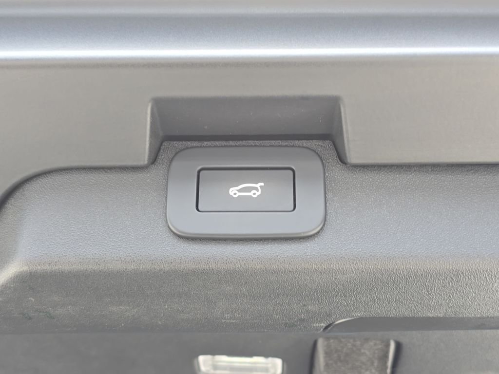 Used 2023 Black Land Rover S R-Dynamic image 14