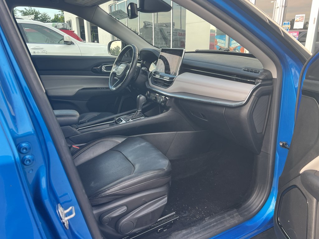 Used 2022 Laser Blue Pearlcoat Jeep Limited image 9