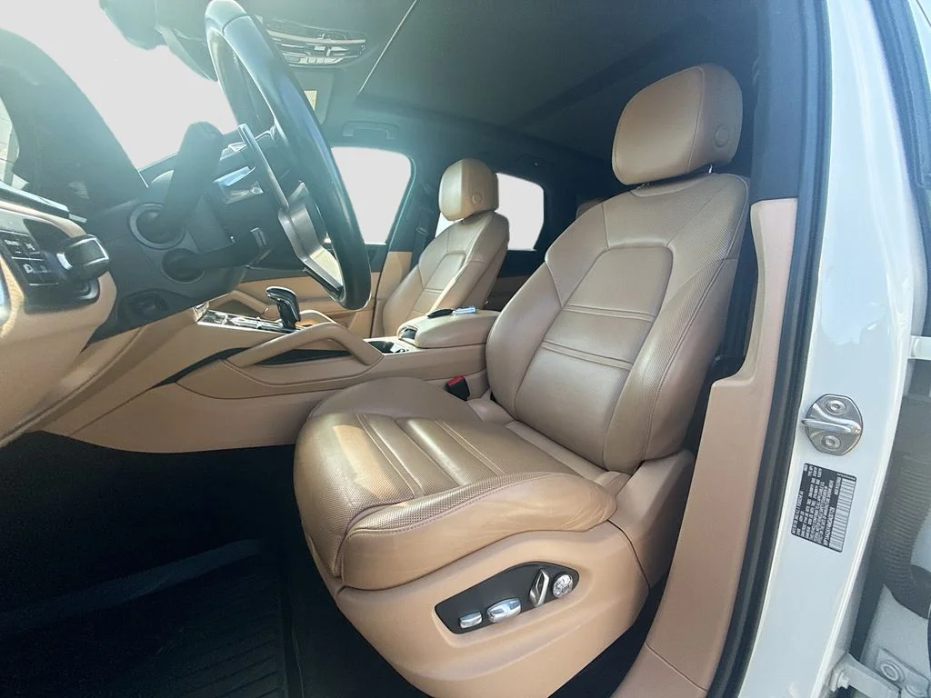 Used 2021  Porsche Base image 23
