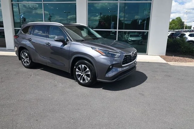 Used 2022 Gray Toyota XLE image 5