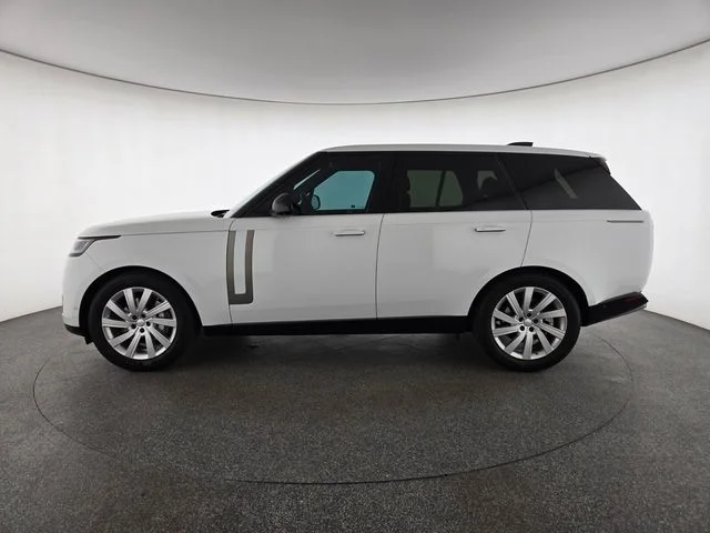 Used 2024  Land Rover SE image 29