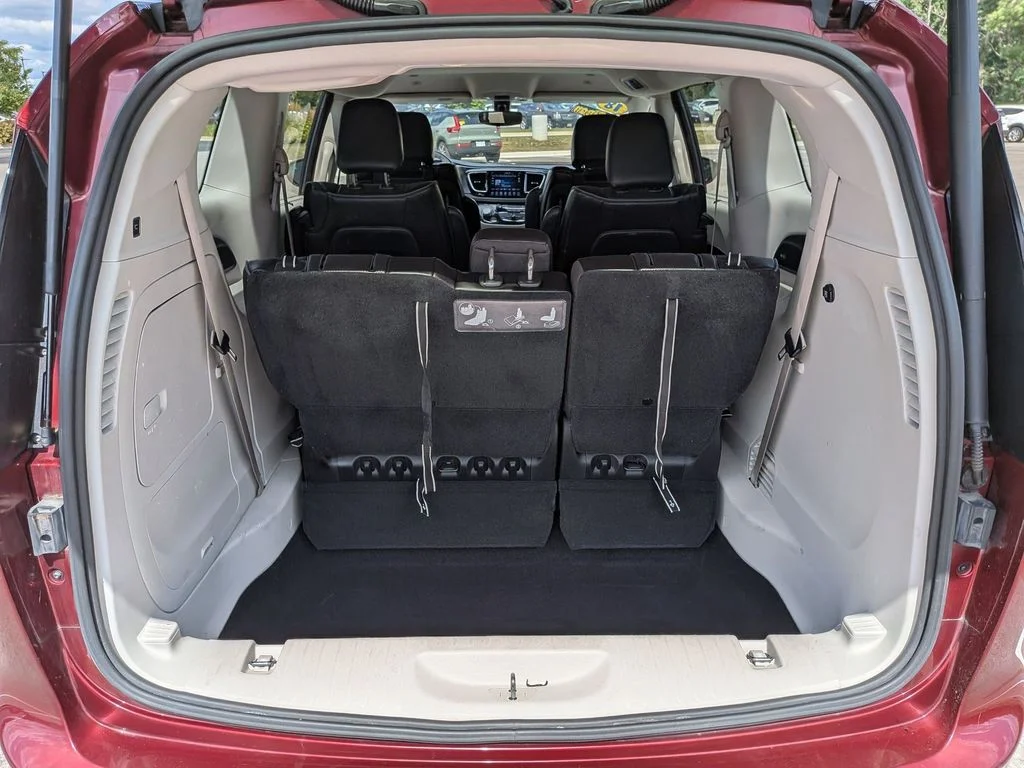 Used 2018 Red Chrysler Limited image 27
