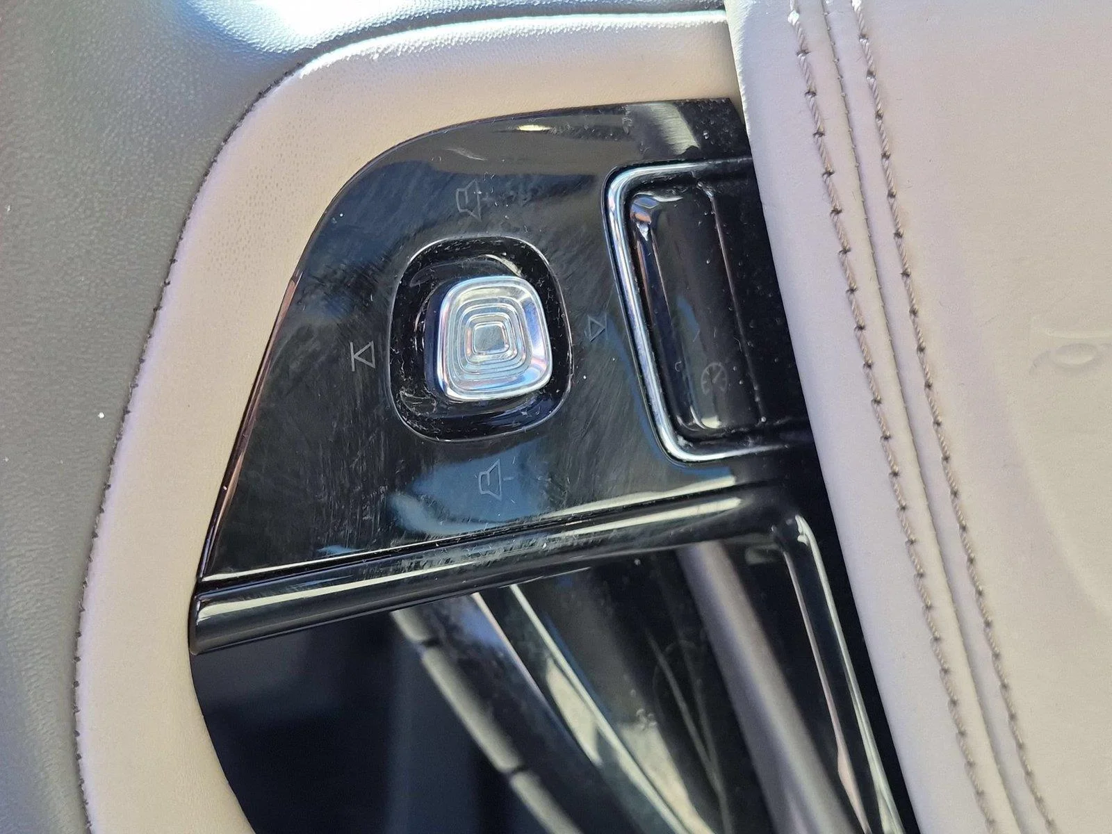 Used 2023 Silver Radiance Metallic Clearcoat Lincoln Standard image 19