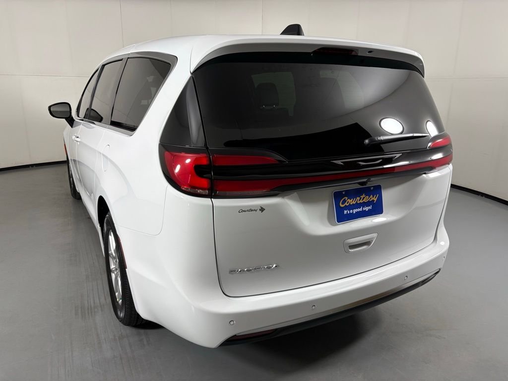 New 2027 Bright White Clear-Coat Exterior Paint Chrysler Select image 6