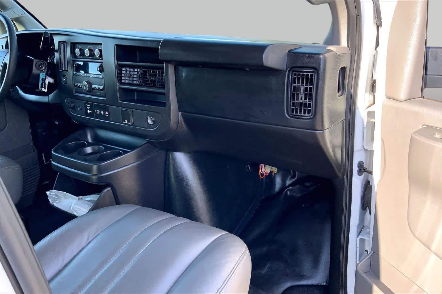 Used 2019 Summit White Chevrolet  image 16