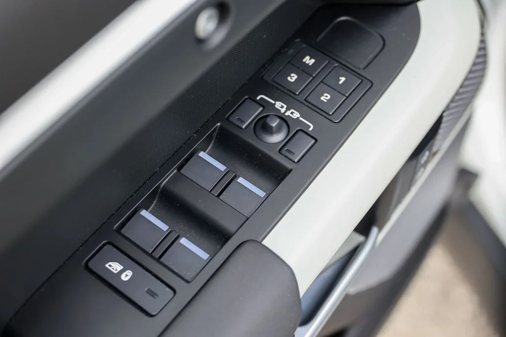 Used 2024 White Land Rover S image 8