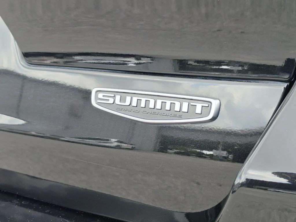 Used 2022 Diamond Black Jeep Summit image 11