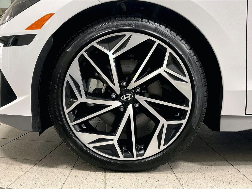 Used 2025 White Hyundai SEL image 7