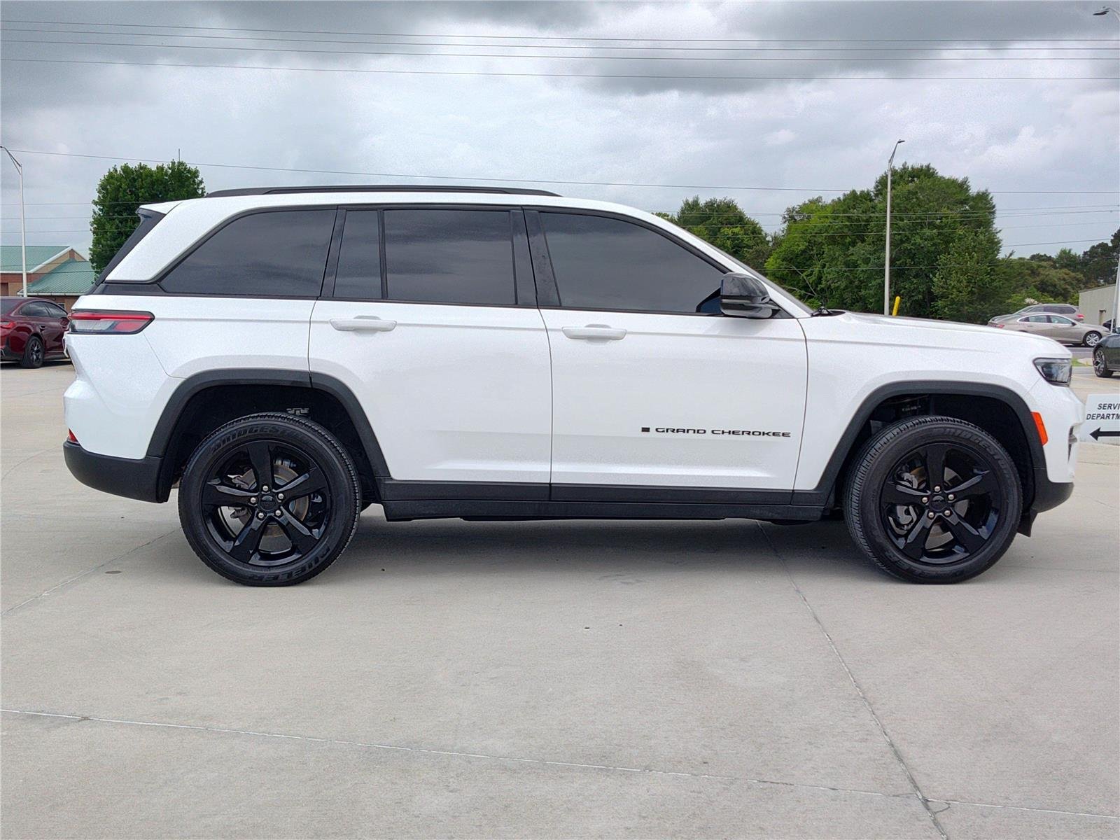 Used 2024 WHITE JEEP LARE image 9