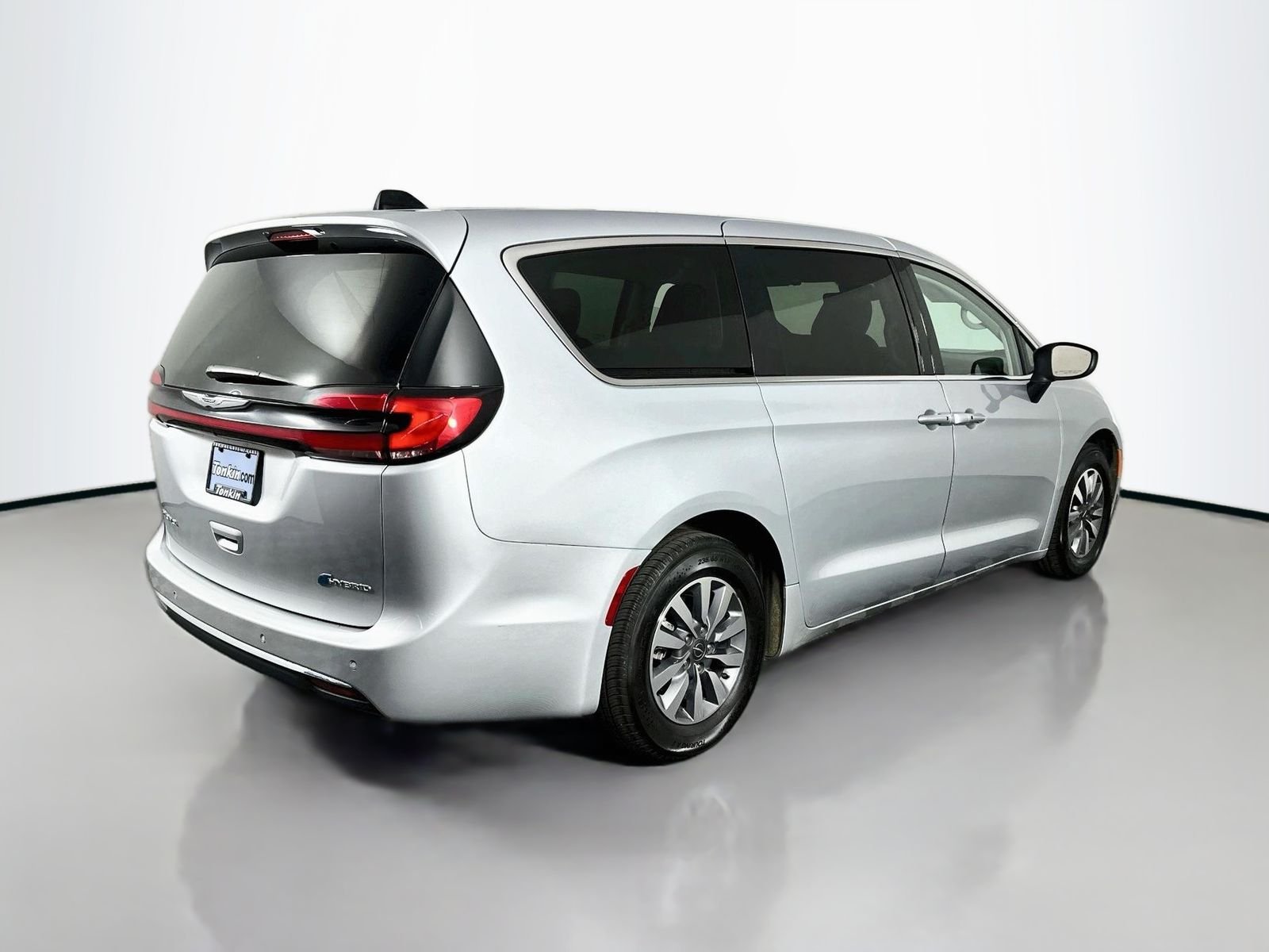 Used 2023 Silver Mist Clearcoat Chrysler Touring L image 8