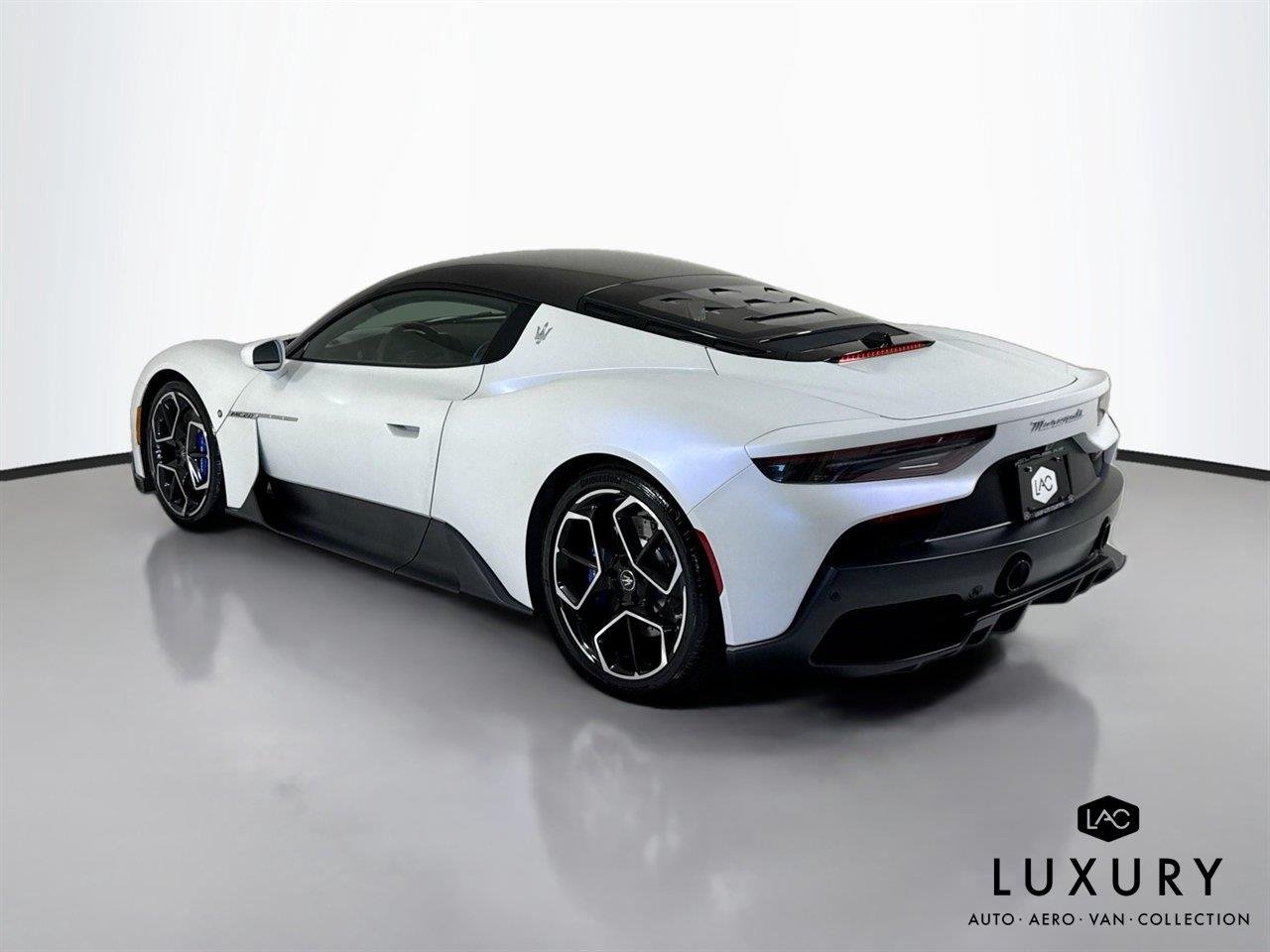 Used 2023 Bianco Solid Maserati  image 7
