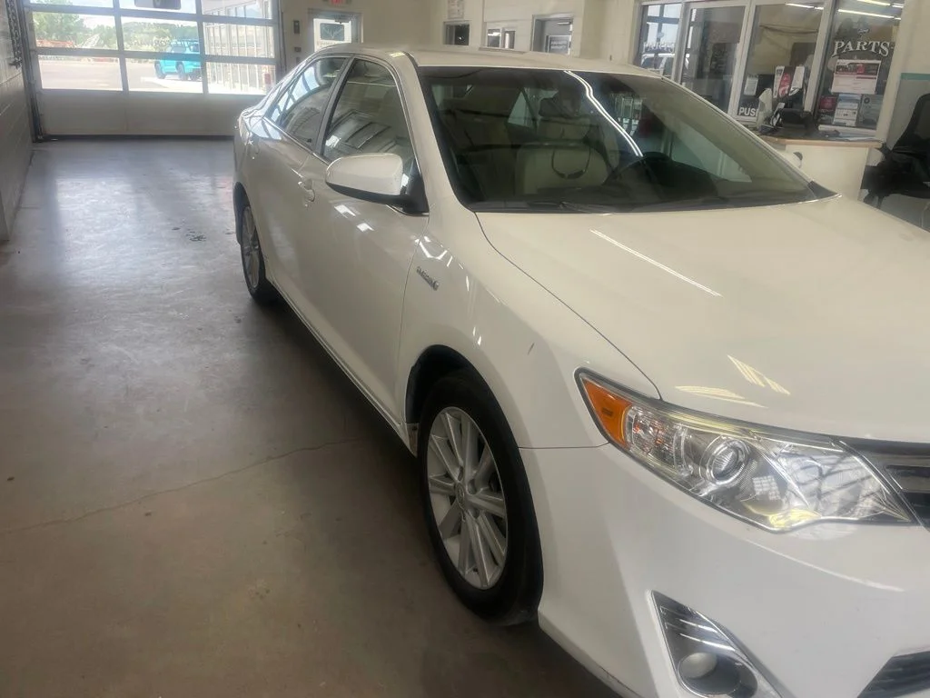 Used 2014 Super White Toyota XLE image 7