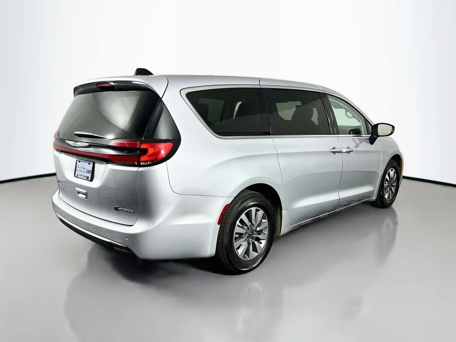 Used 2023 Silver Mist Clearcoat Chrysler Touring L image 8