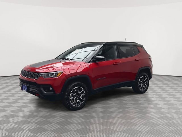 Used 2025 Red Hot Pearlcoat Jeep Trailhawk image 31