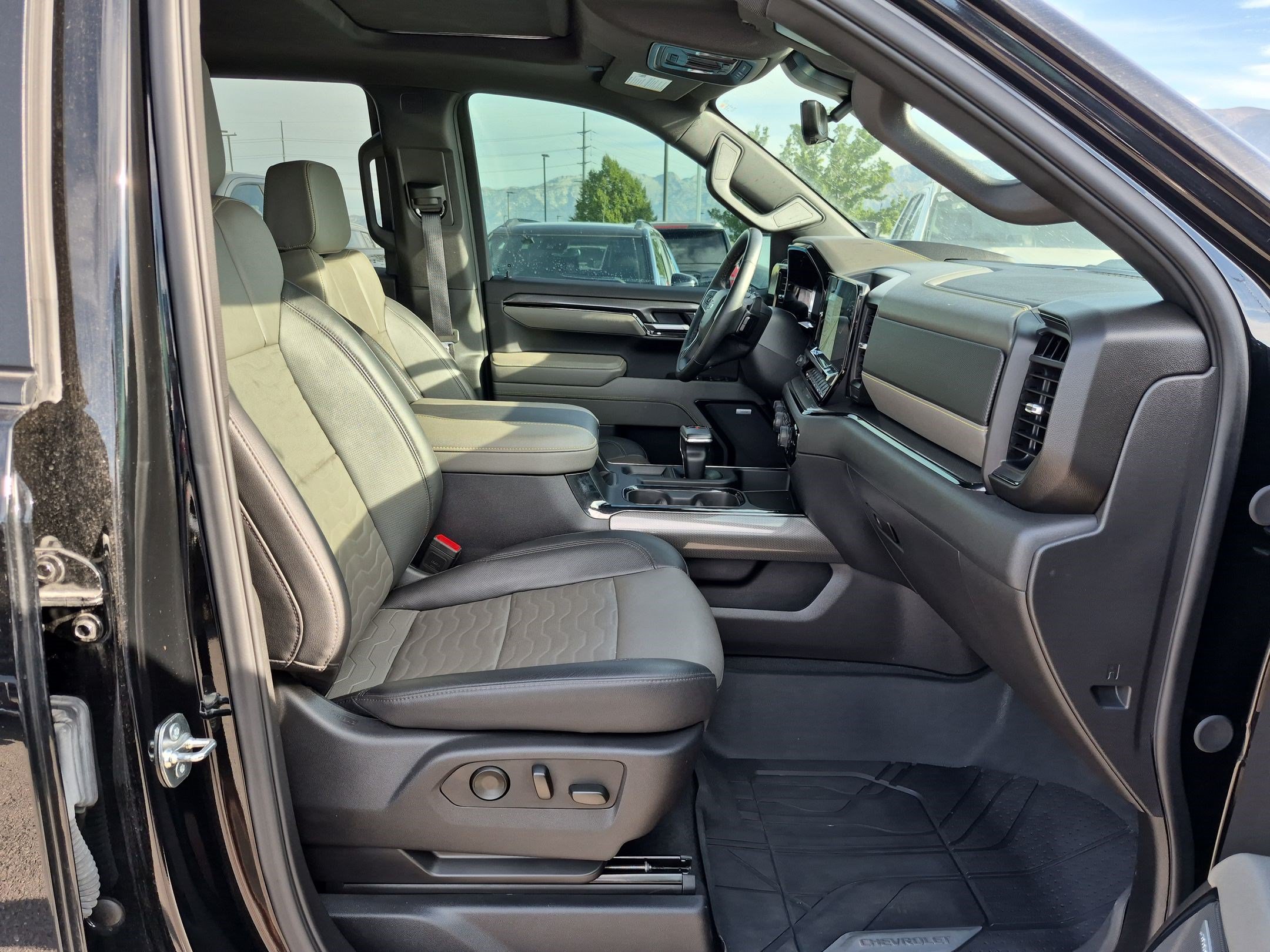 Used 2025 Black Chevrolet ZR2 image 32