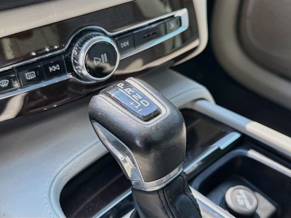 Used 2019 Black Volvo T5 Momentum image 17