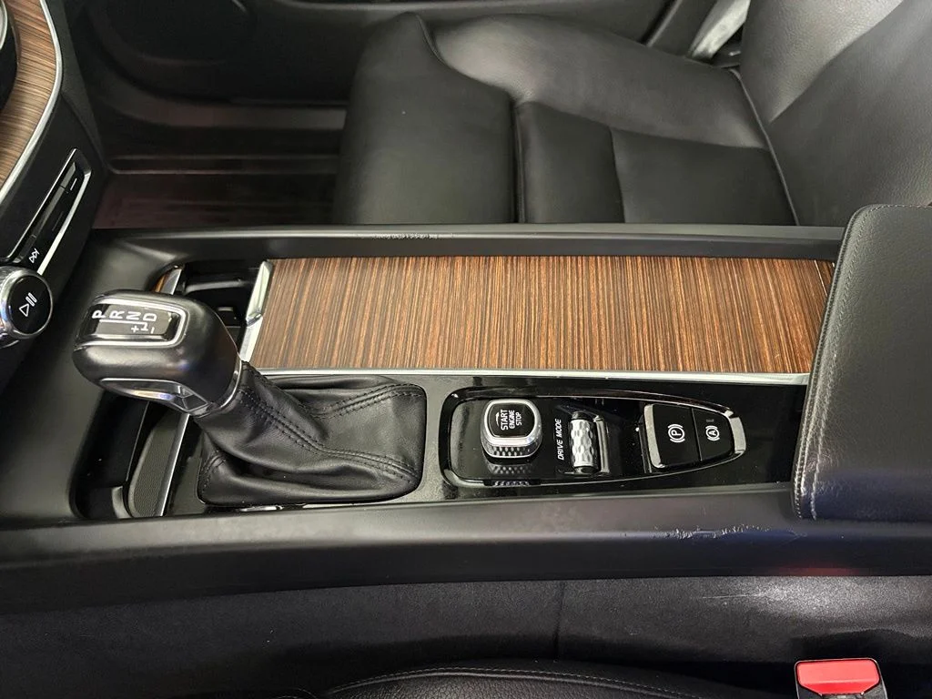 Used 2020 Onyx Black Metallic Volvo T5 Inscription image 29
