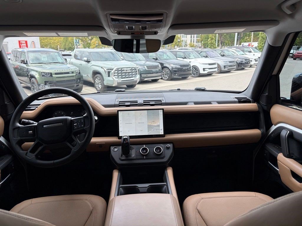 Used 2025 White Land Rover 110 P400 X-Dynamic SE image 19