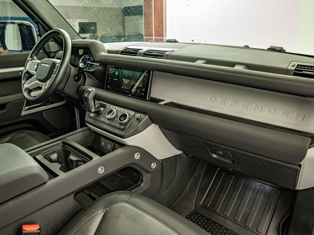 Used 2023 White Land Rover X-Dynamic SE image 34