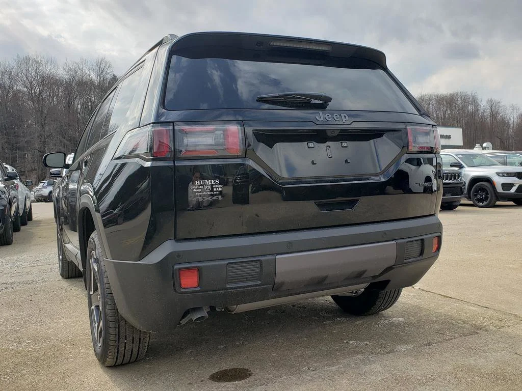 New 2026 Diamond Black Crystal Pearl-Coat Exterior Paint Jeep Laredo image 6