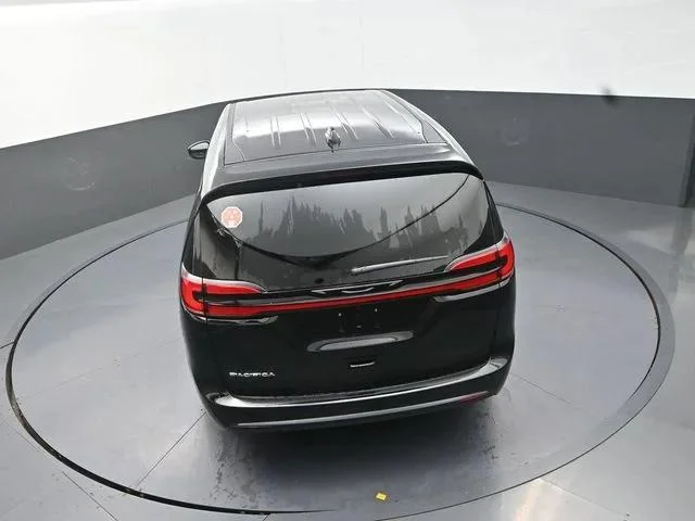 New 2027 Diamond Black Crystal Pearl-Coat Exterior Paint Chrysler Select image 16
