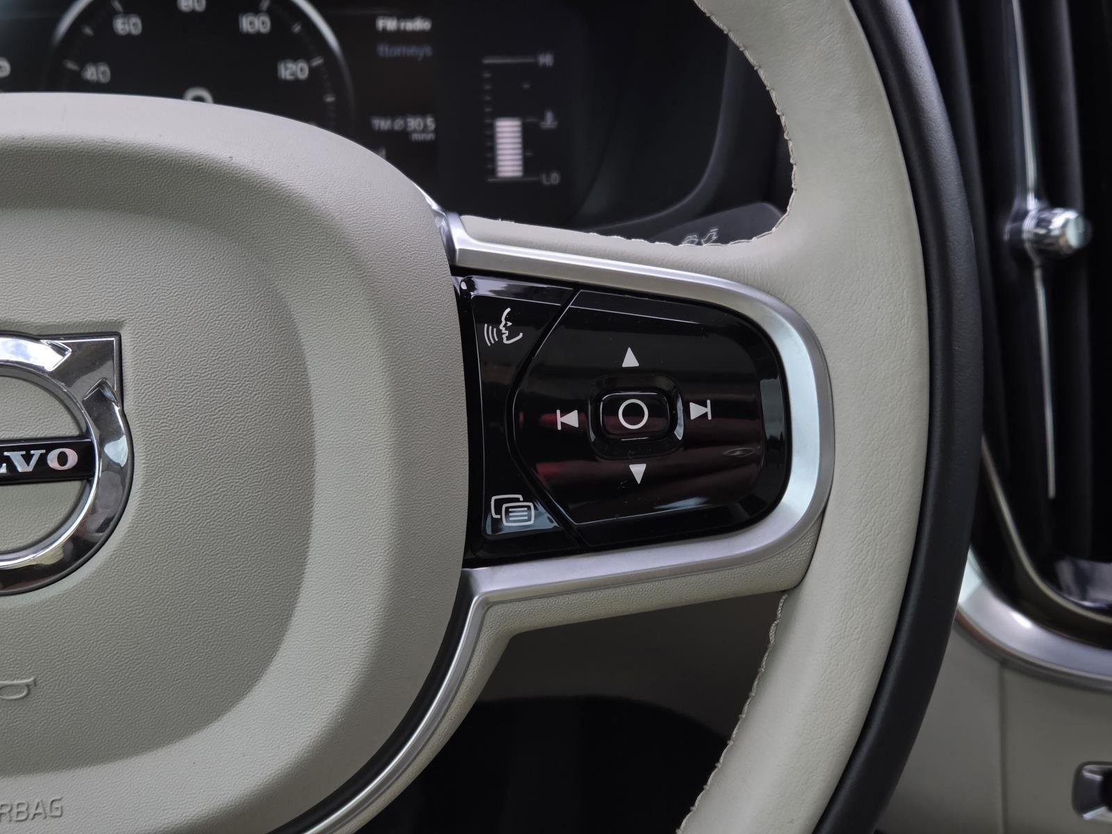 Used 2019 Crystal White Pearl Metallic Volvo Momentum image 21