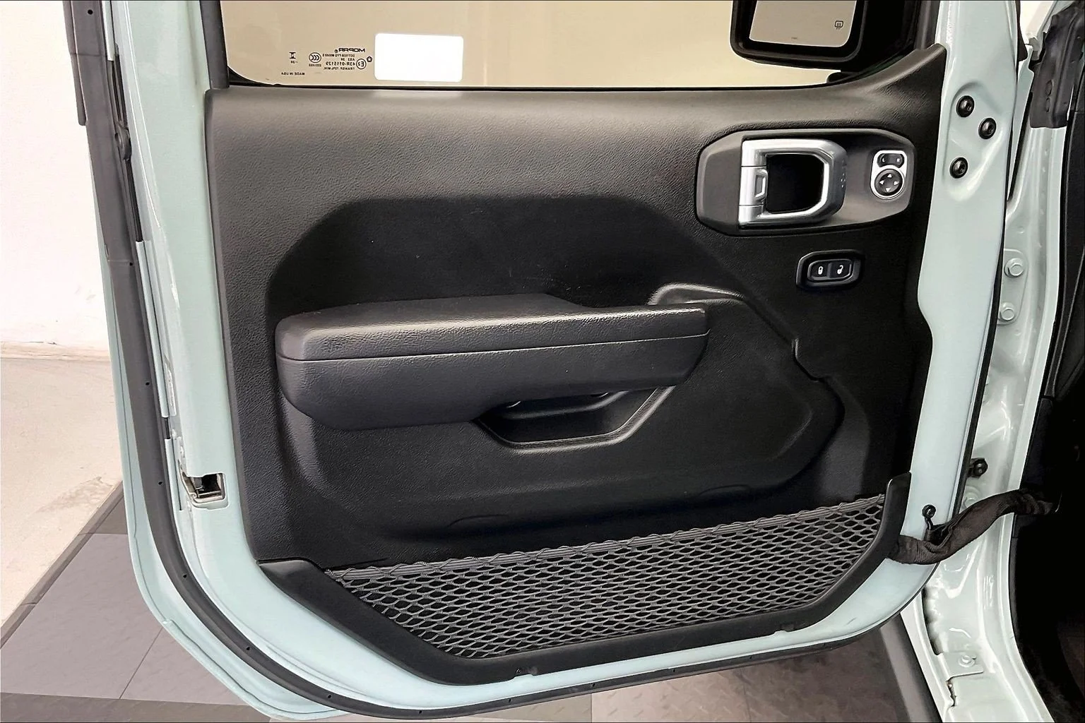 Used 2024 Earl Clearcoat Jeep Rubicon 4xe image 25