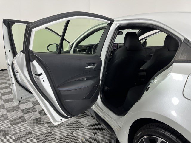 Certified Used 2022 Pearl Toyota SE image 32