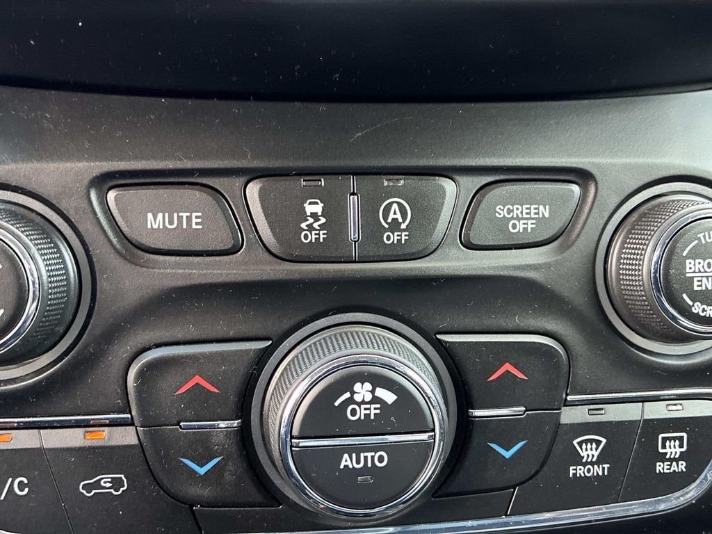 Used 2019 Black Jeep Latitude Plus image 31