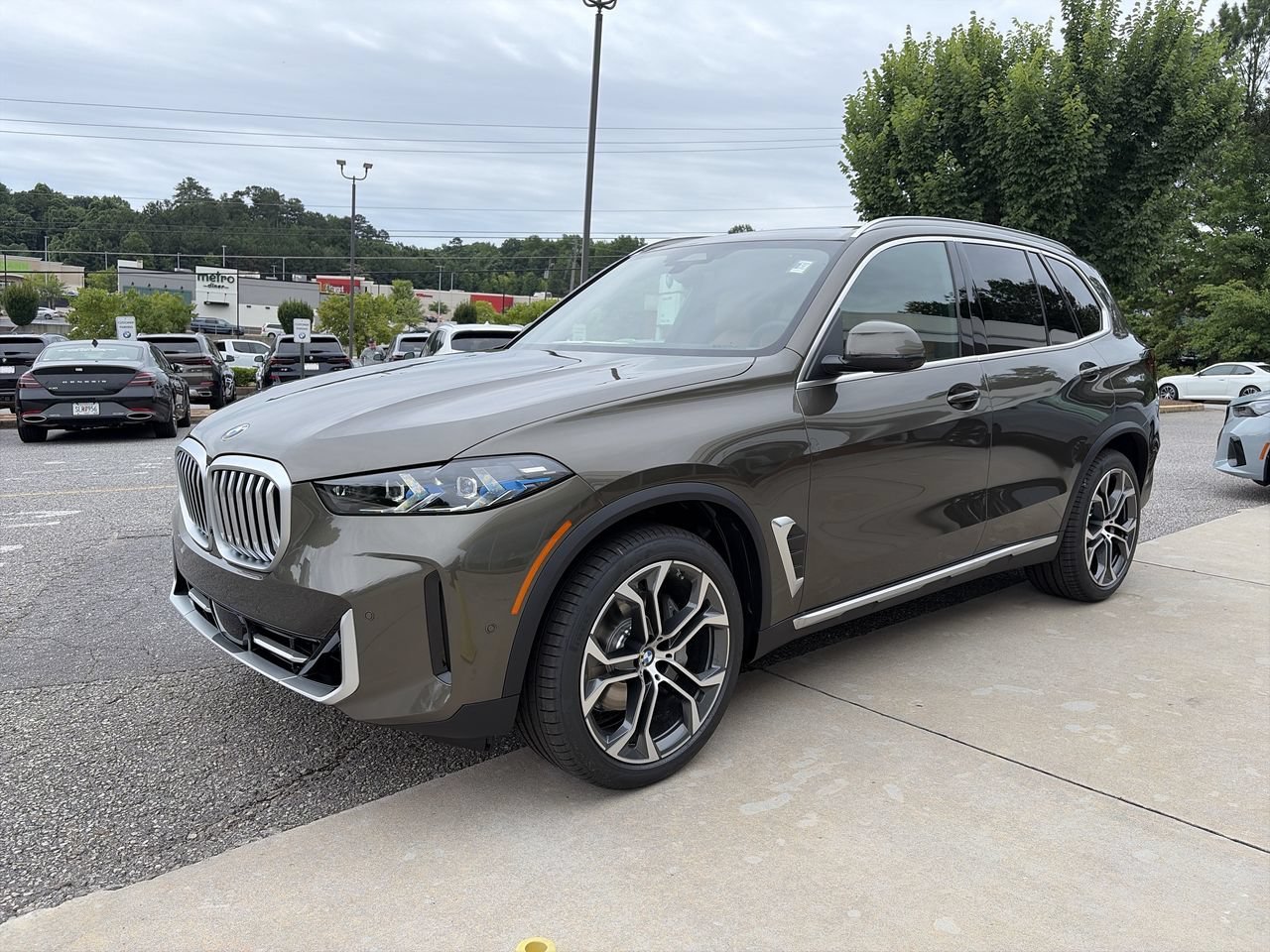 New 2026 Manhattan Green Metallic BMW xDrive40i image 4