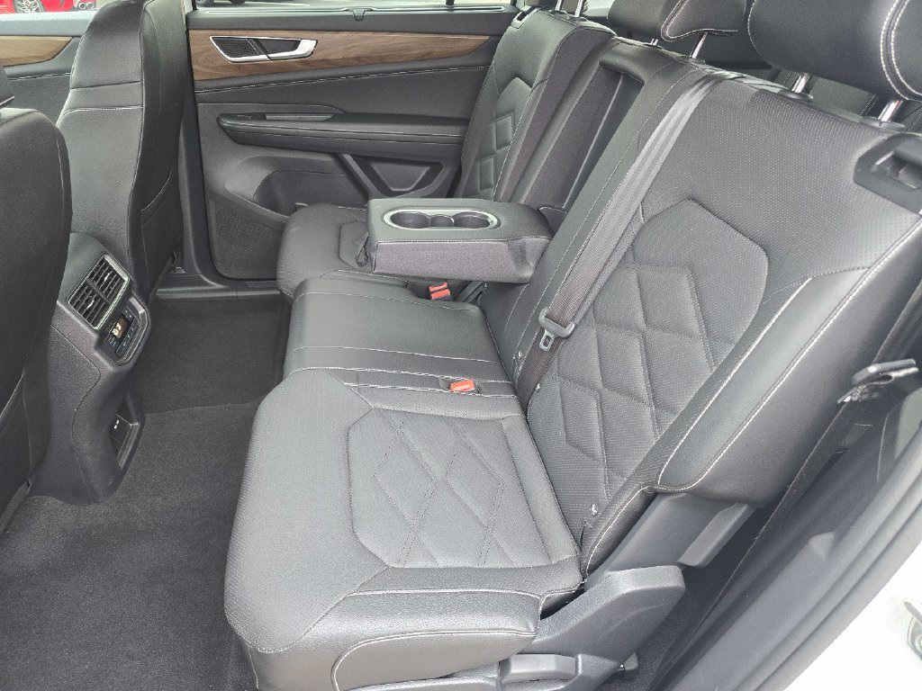 Used 2025  Volkswagen 2.0T SE w/Technology image 26