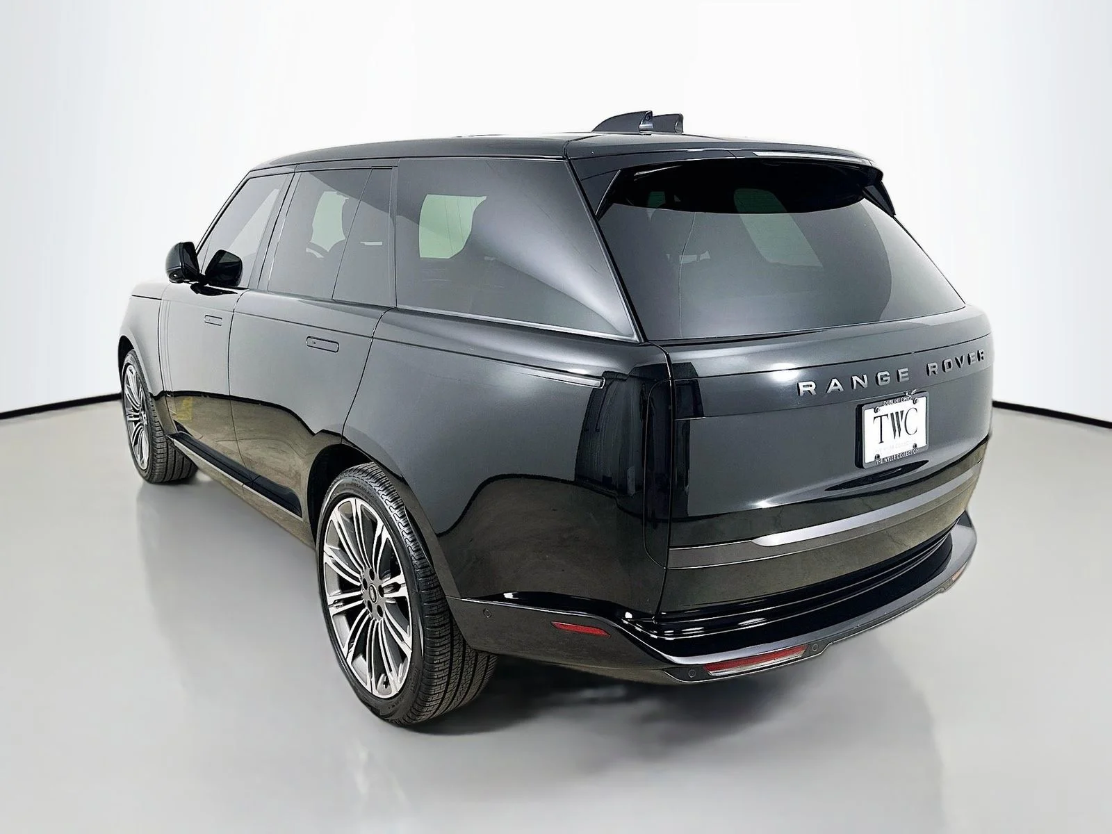 Used 2024  Land Rover  image 7