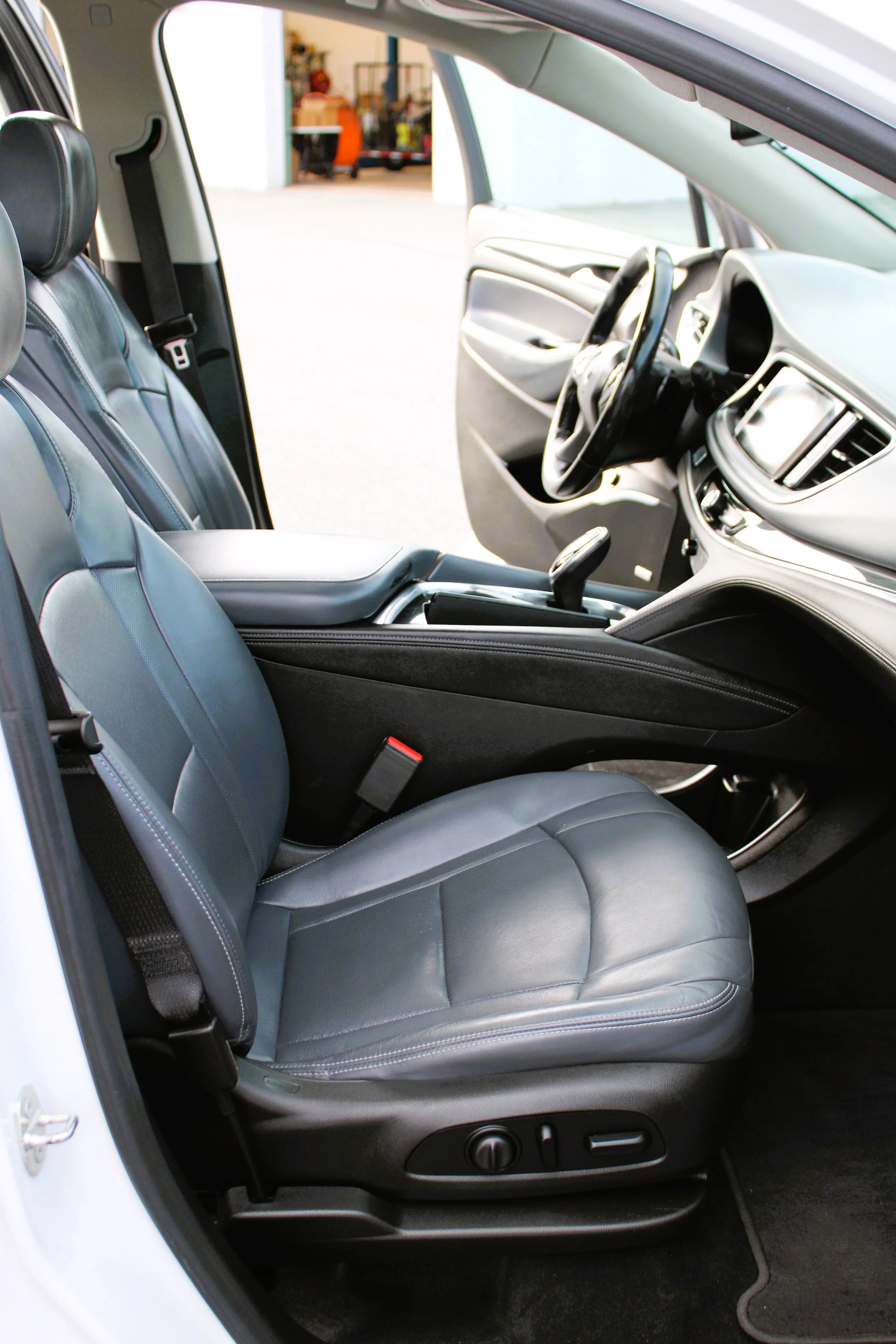 Used 2018 White Frost Tricoat Buick Premium image 16