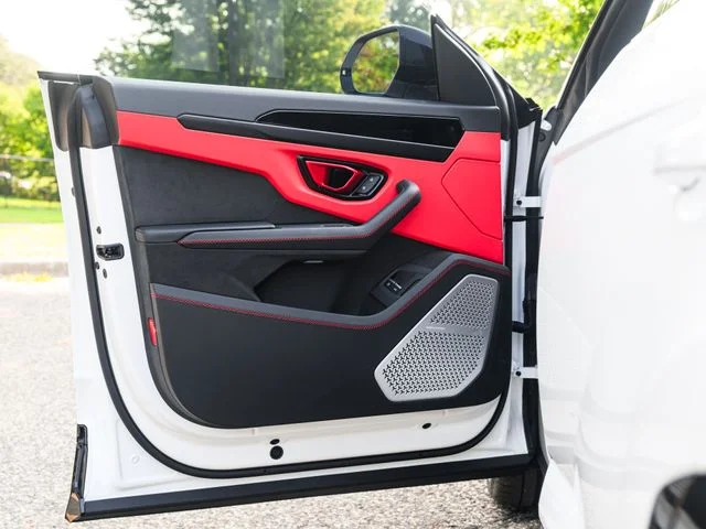 Used 2025  Lamborghini SE image 33