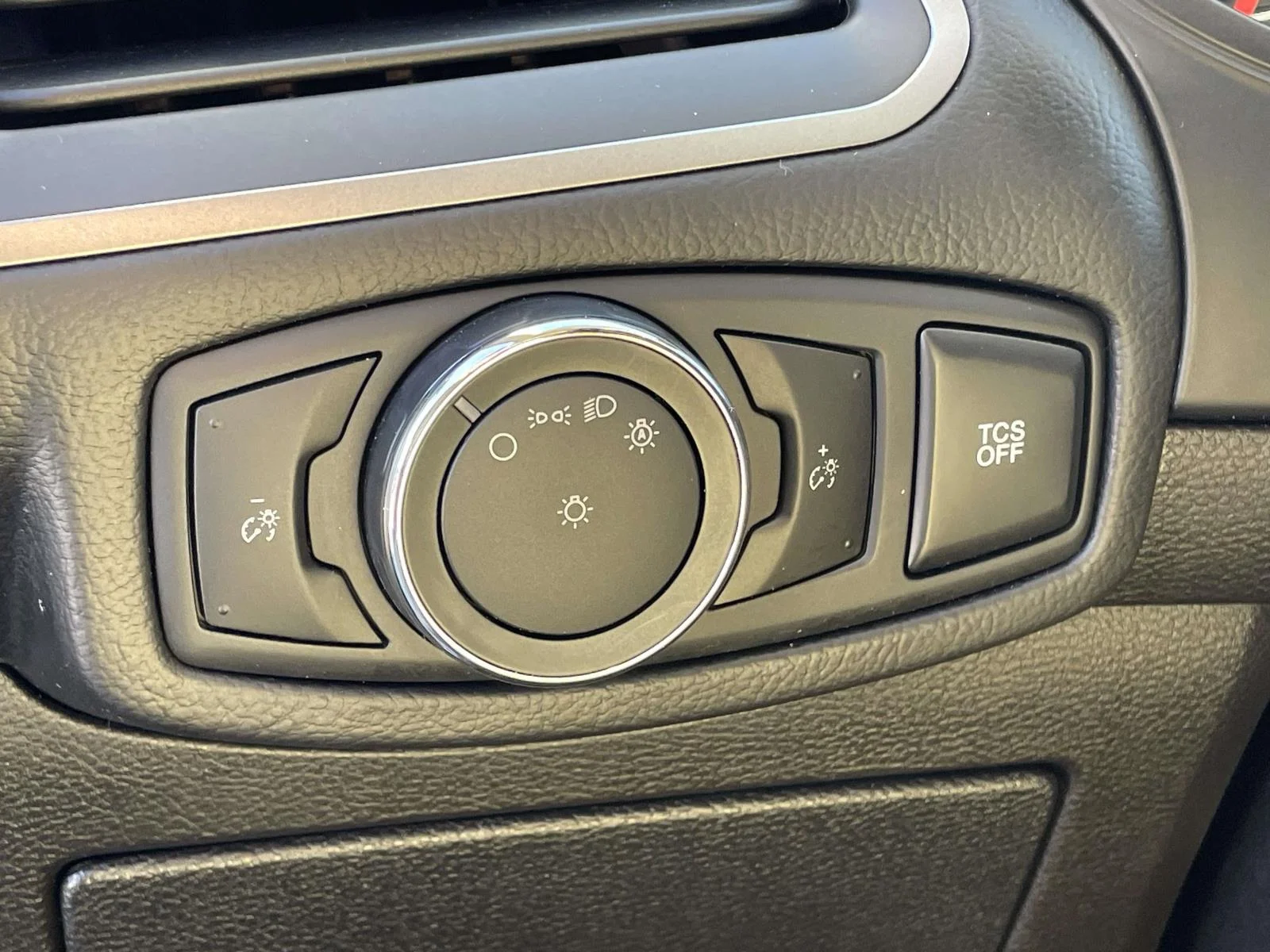 Used 2020 Magnetic Metallic Ford SE image 9