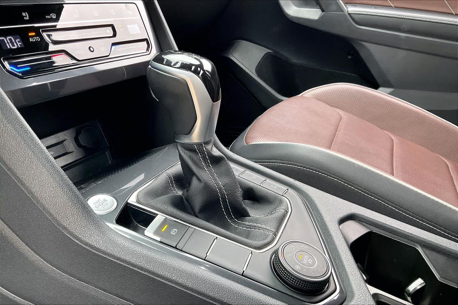 Used 2022 Deep Black Pearl Volkswagen SEL R-Line image 17
