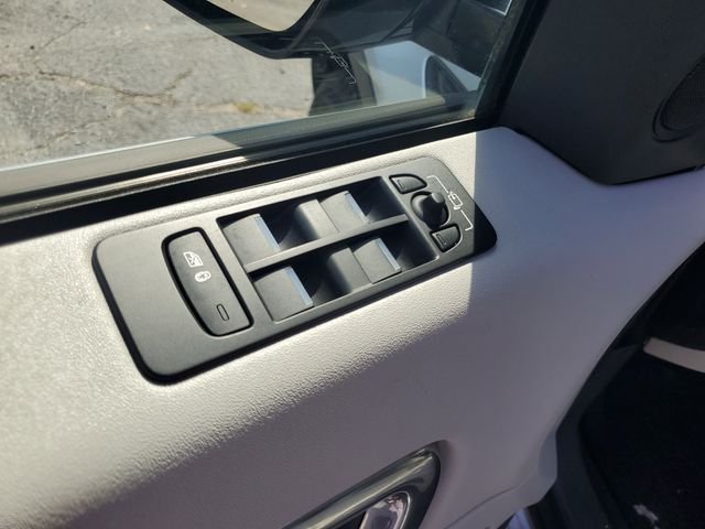 Used 2016 Silver Land Rover SE image 9